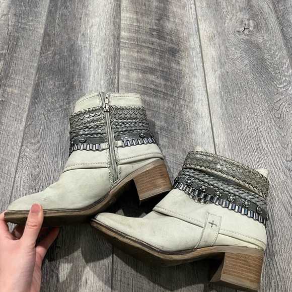 Carlos Santana Tan Heeled Booties - Picture 7 of 15